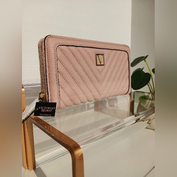 NWT Victoria's Secret - Floral Wallet with Multiple Compartments! 👛 - Picture 1 of 7